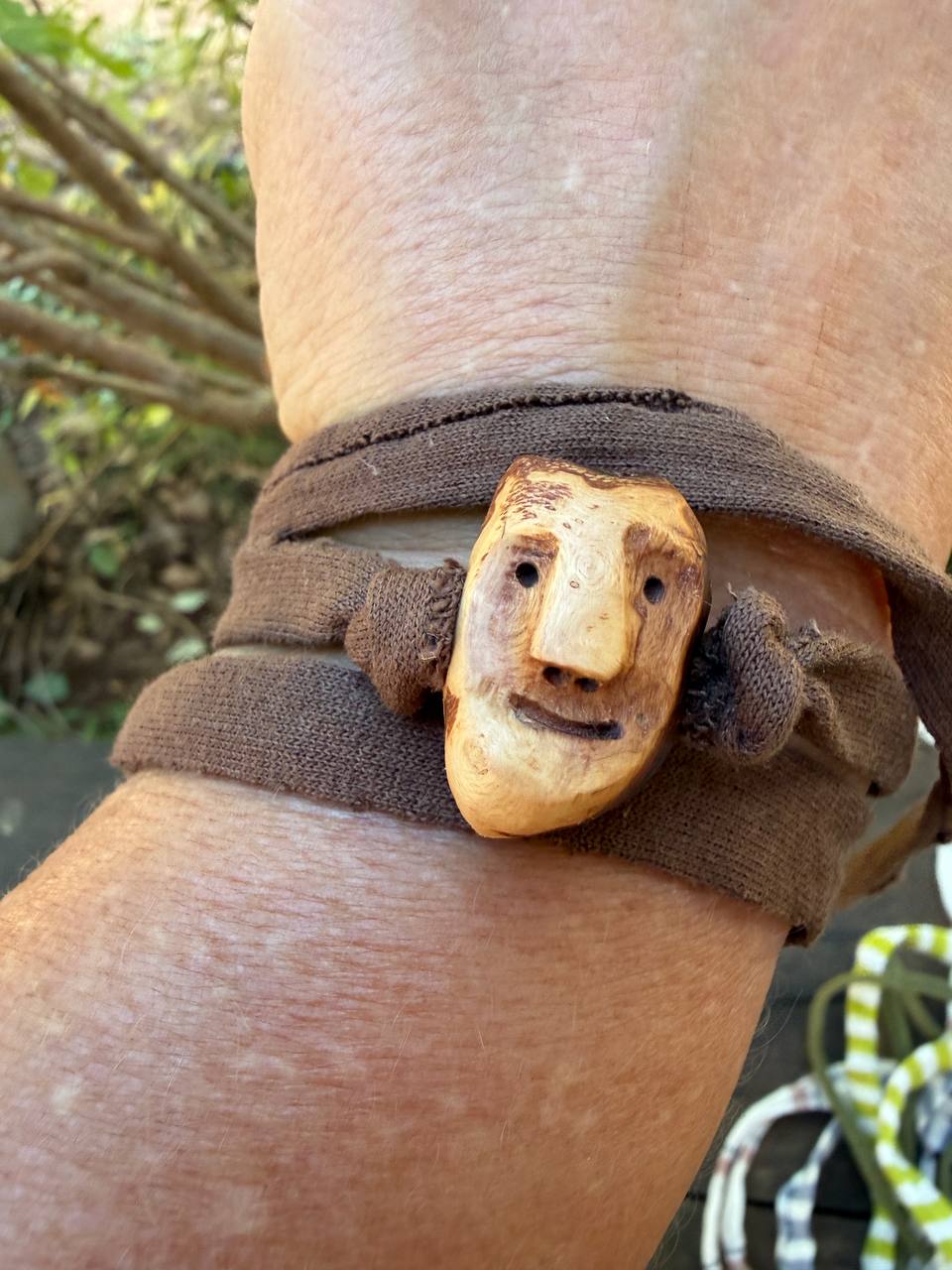Armbandwichtel Lärchi handgeschnitzt aus magischer Baumperle