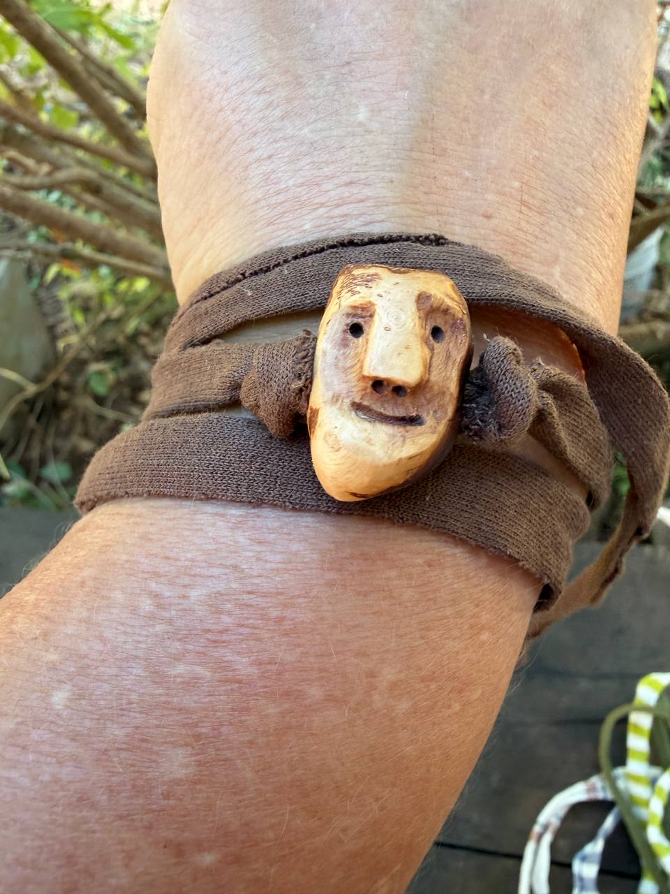 Armbandwichtel Lärchi handgeschnitzt aus magischer Baumperle