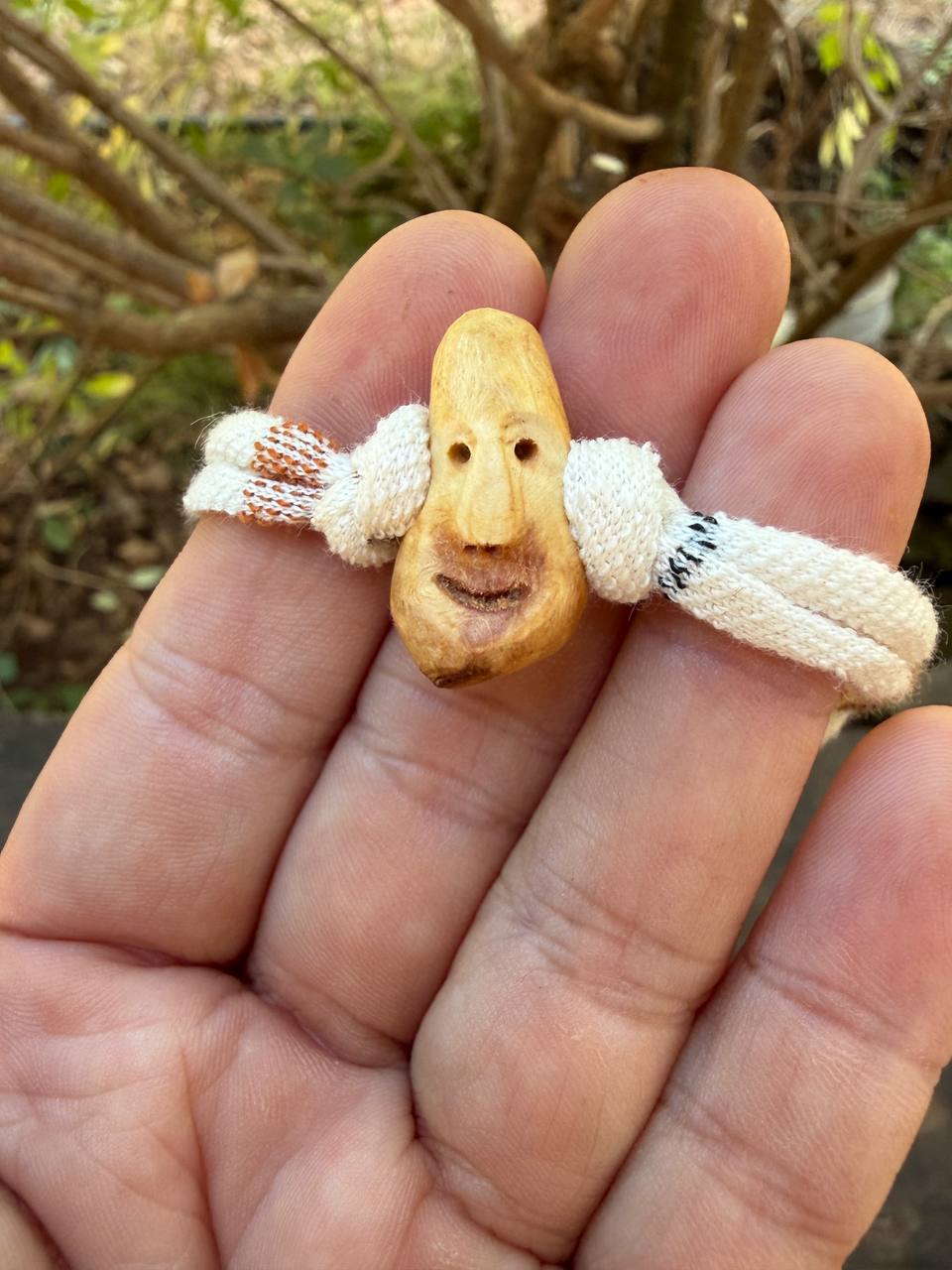 Armbandwichtel Tanski handgeschnitzt aus magischer Baumperle