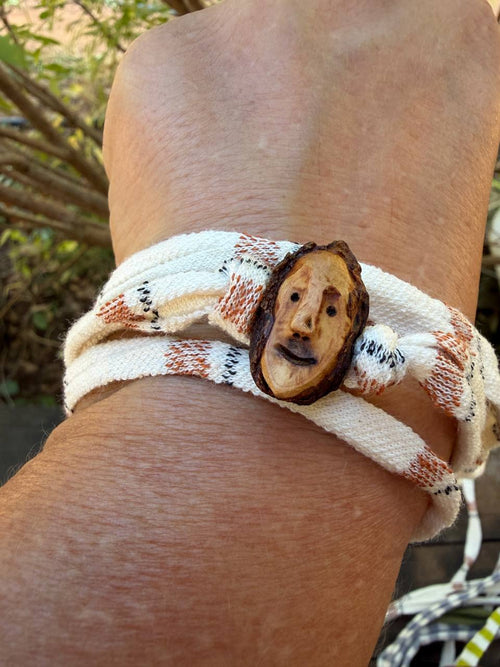 Armbandwichtel Buchi handgeschnitzt aus magischer Baumperle