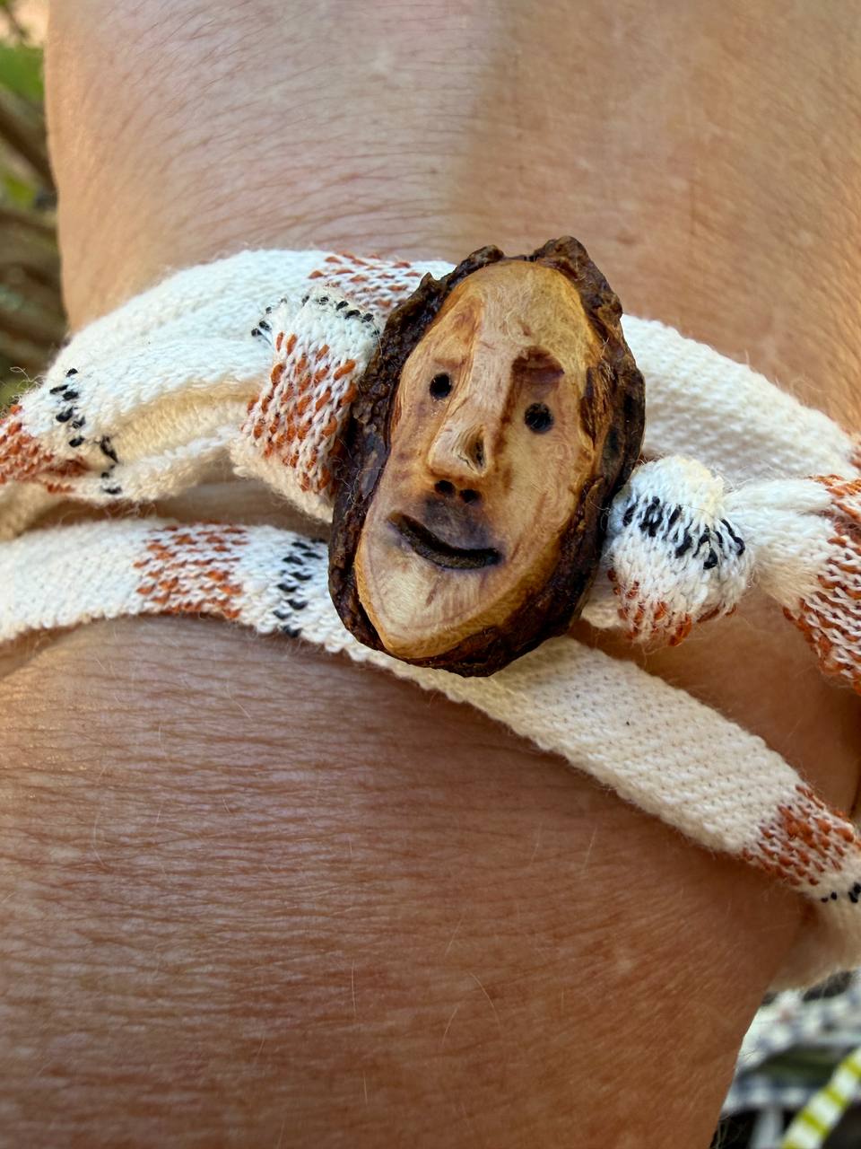 Armbandwichtel Buchi handgeschnitzt aus magischer Baumperle