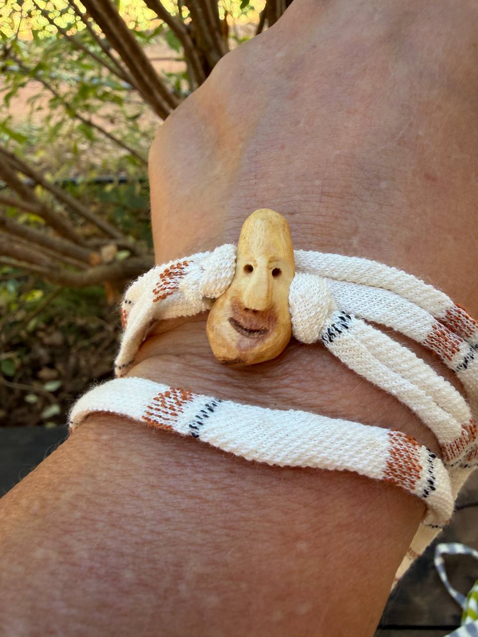Armbandwichtel Tanski handgeschnitzt aus magischer Baumperle