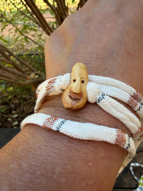 Armbandwichtel Tanski handgeschnitzt aus magischer Baumperle