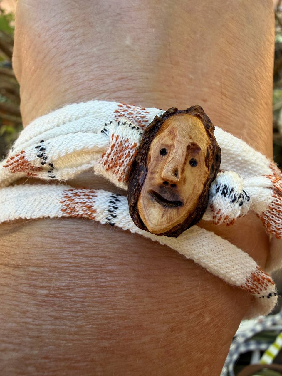Armbandwichtel Buchi handgeschnitzt aus magischer Baumperle