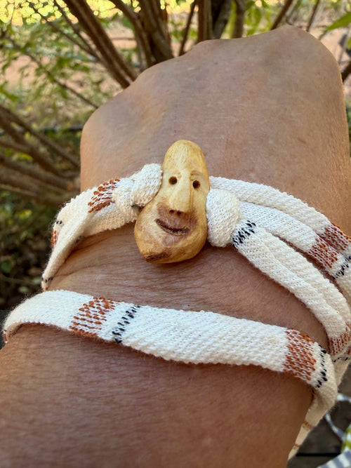 Armbandwichtel Tanski handgeschnitzt aus magischer Baumperle