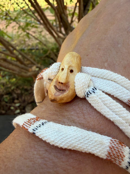 Armbandwichtel Tanski handgeschnitzt aus magischer Baumperle