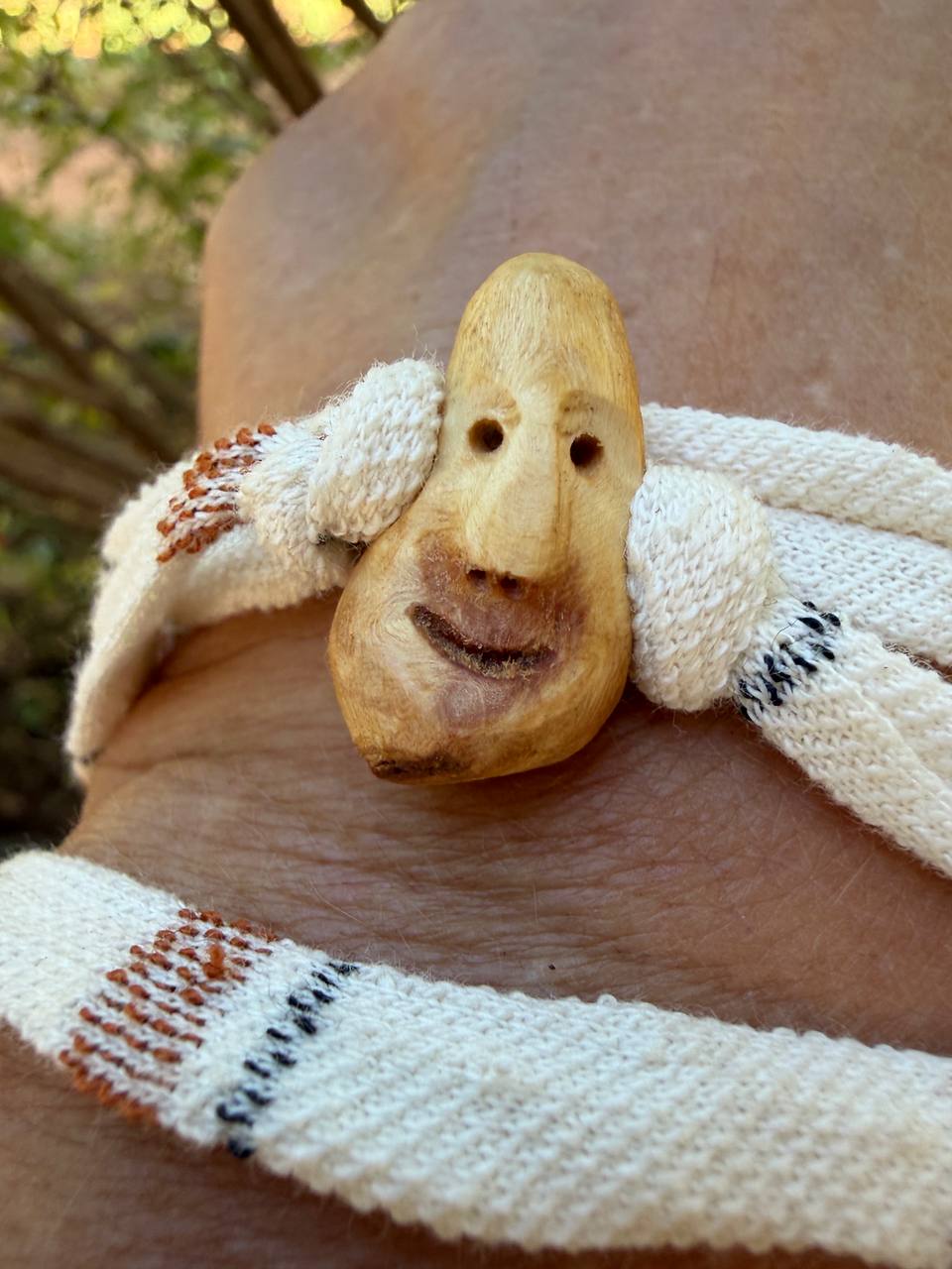 Armbandwichtel Tanski handgeschnitzt aus magischer Baumperle