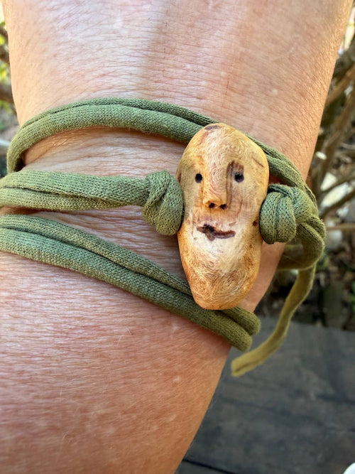 Armbandwichtel Kasti handgeschnitzt aus magischer Baumperle