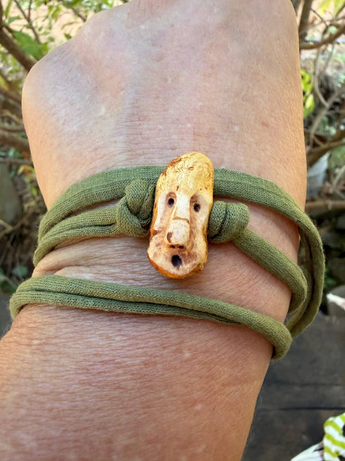 Armbandwichtel Eschi handgeschnitzt aus magischer Baumperle
