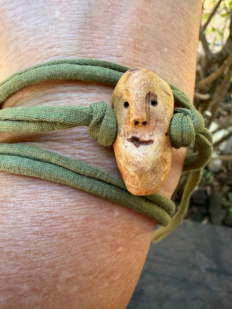 Armbandwichtel Kasti handgeschnitzt aus magischer Baumperle