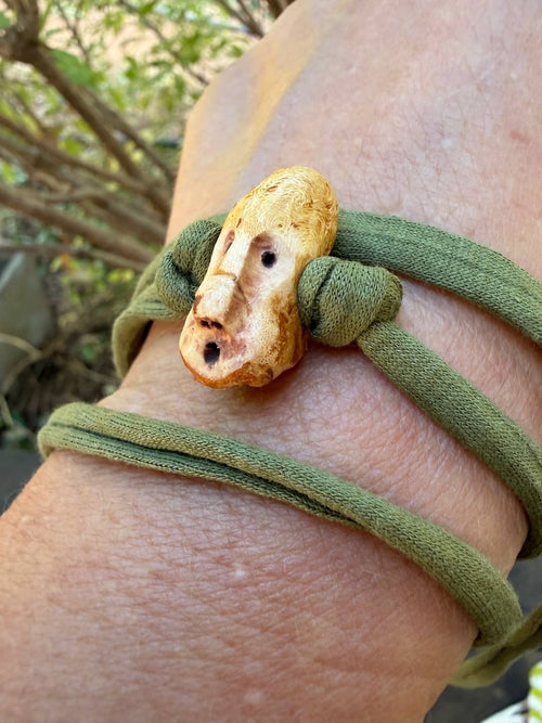Armbandwichtel Eschi handgeschnitzt aus magischer Baumperle