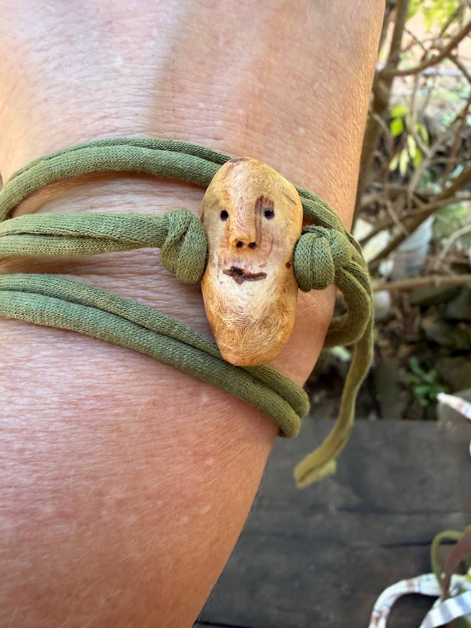 Armbandwichtel Kasti handgeschnitzt aus magischer Baumperle