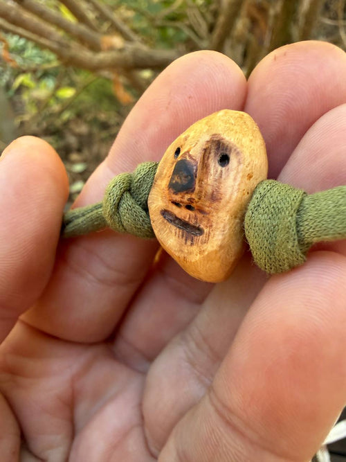 Armbandwichtel Lindi handgeschnitzt aus magischer Baumperle