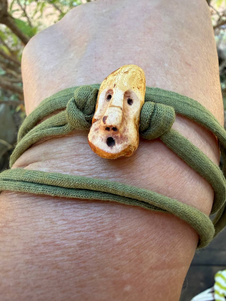 Armbandwichtel Eschi handgeschnitzt aus magischer Baumperle