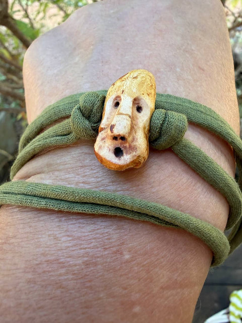 Armbandwichtel Eschi handgeschnitzt aus magischer Baumperle