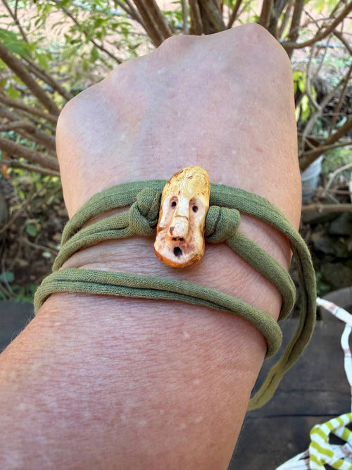 Armbandwichtel Eschi handgeschnitzt aus magischer Baumperle