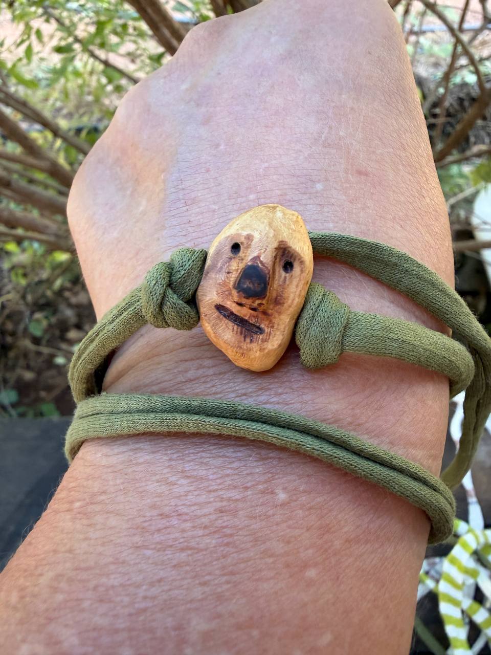 Armbandwichtel Lindi handgeschnitzt aus magischer Baumperle