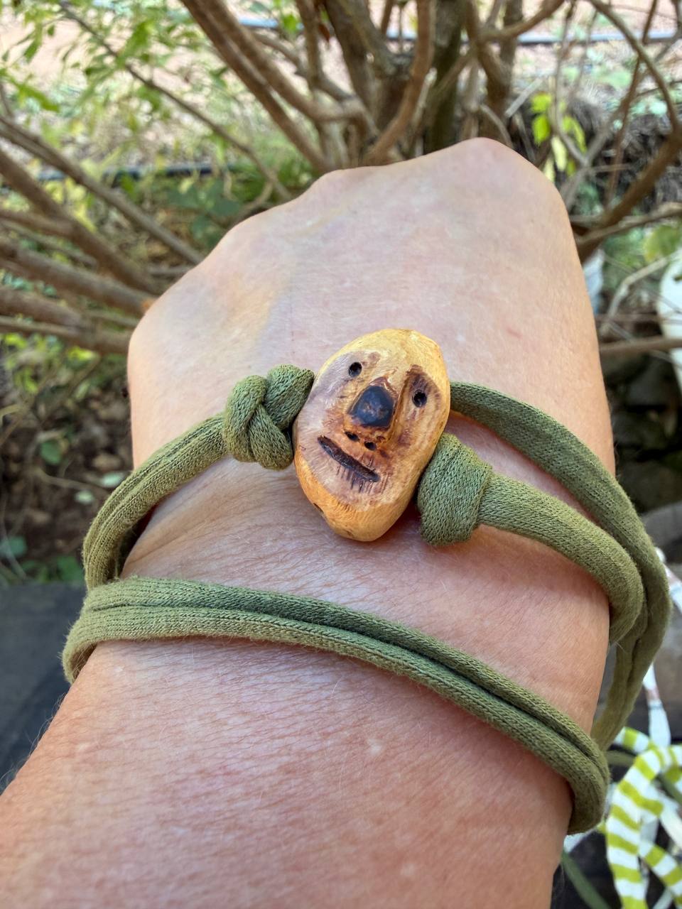 Armbandwichtel Lindi handgeschnitzt aus magischer Baumperle