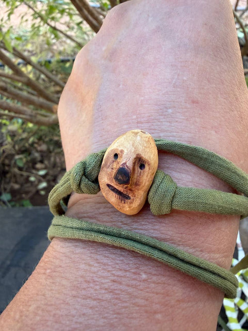 Armbandwichtel Lindi handgeschnitzt aus magischer Baumperle