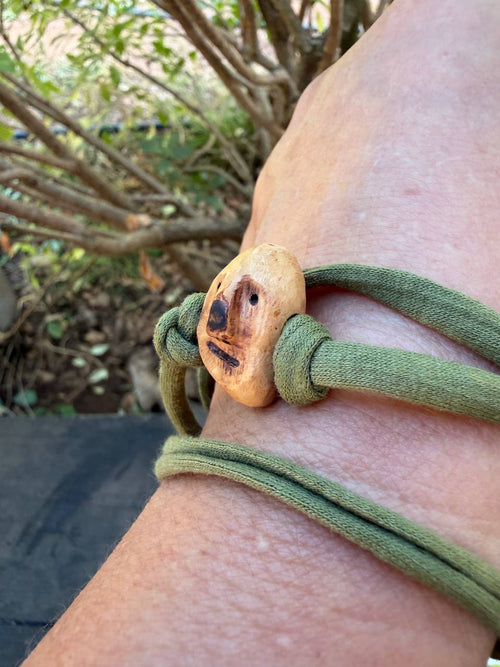 Armbandwichtel Lindi handgeschnitzt aus magischer Baumperle