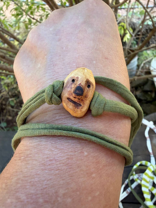 Armbandwichtel Lindi handgeschnitzt aus magischer Baumperle