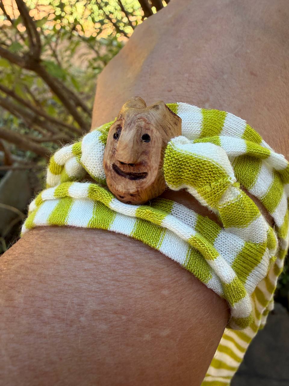 Armbandwichtel Zirbi handgeschnitzt aus magischer Baumperle