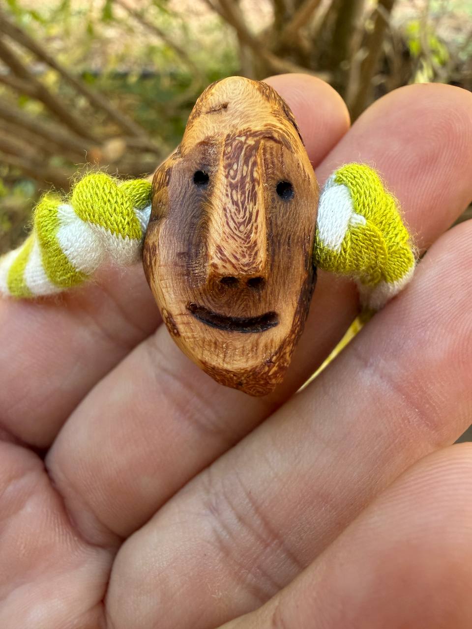 Armbandwichtel Robi handgeschnitzt aus magischer Baumperle