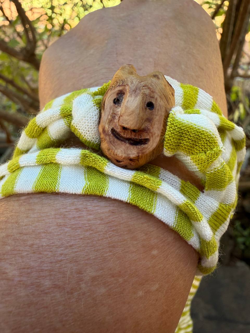Armbandwichtel Zirbi handgeschnitzt aus magischer Baumperle