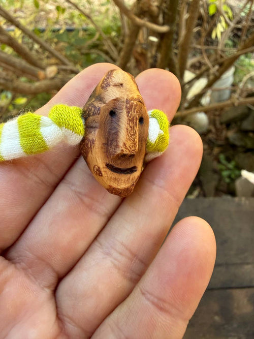 Armbandwichtel Robi handgeschnitzt aus magischer Baumperle