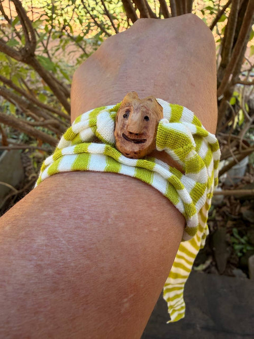 Armbandwichtel Zirbi handgeschnitzt aus magischer Baumperle