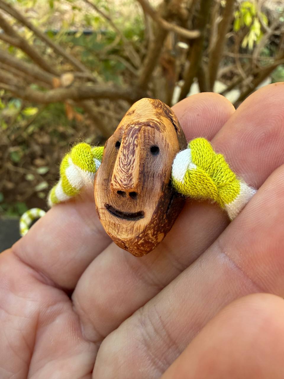 Armbandwichtel Robi handgeschnitzt aus magischer Baumperle
