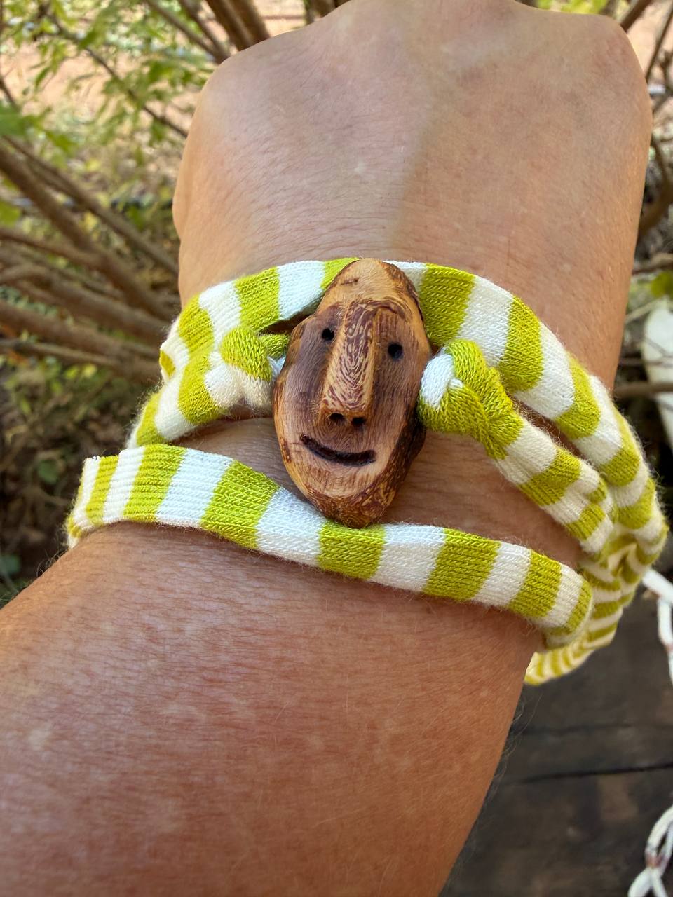 Armbandwichtel Robi handgeschnitzt aus magischer Baumperle