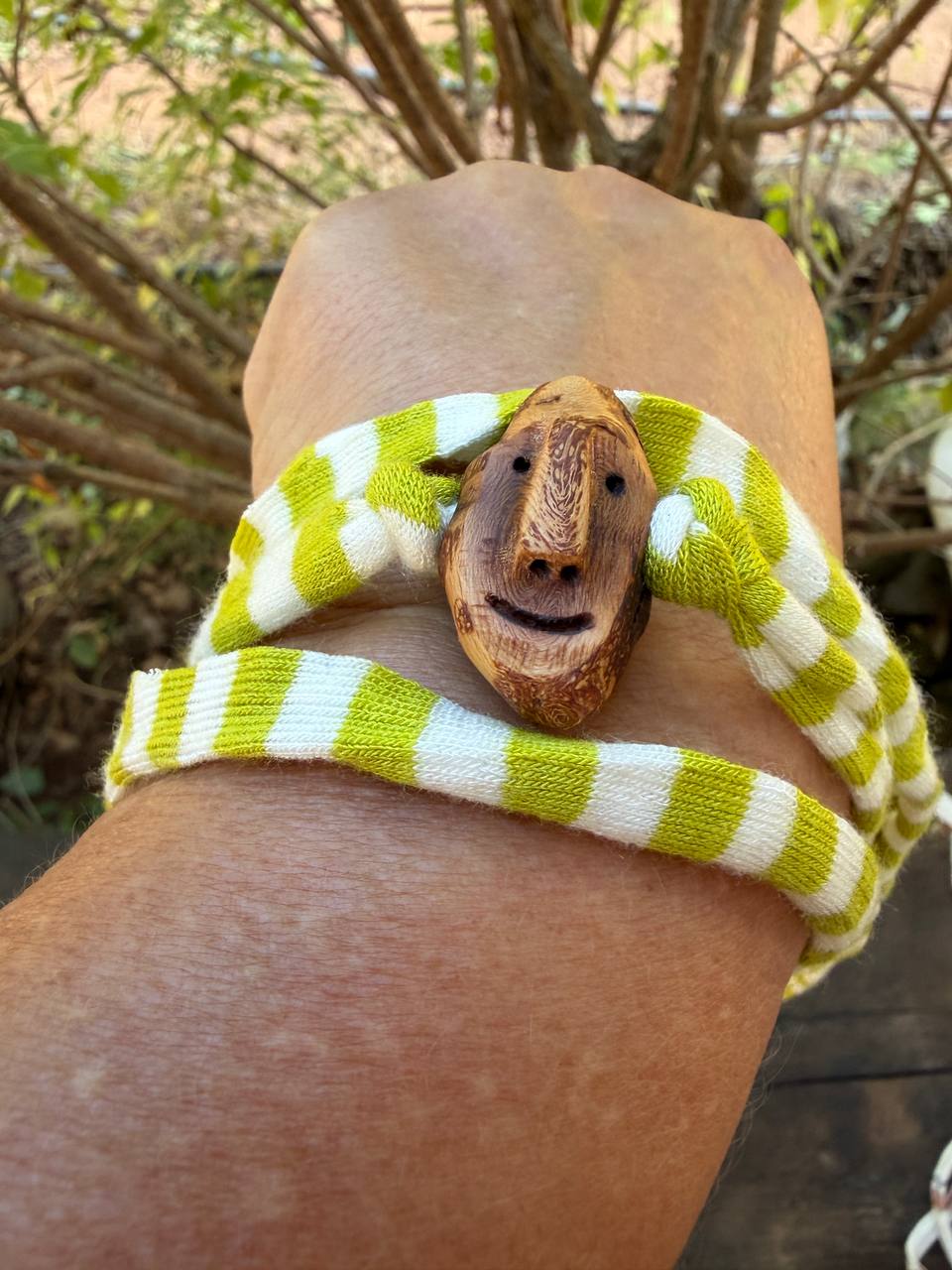 Armbandwichtel Robi handgeschnitzt aus magischer Baumperle