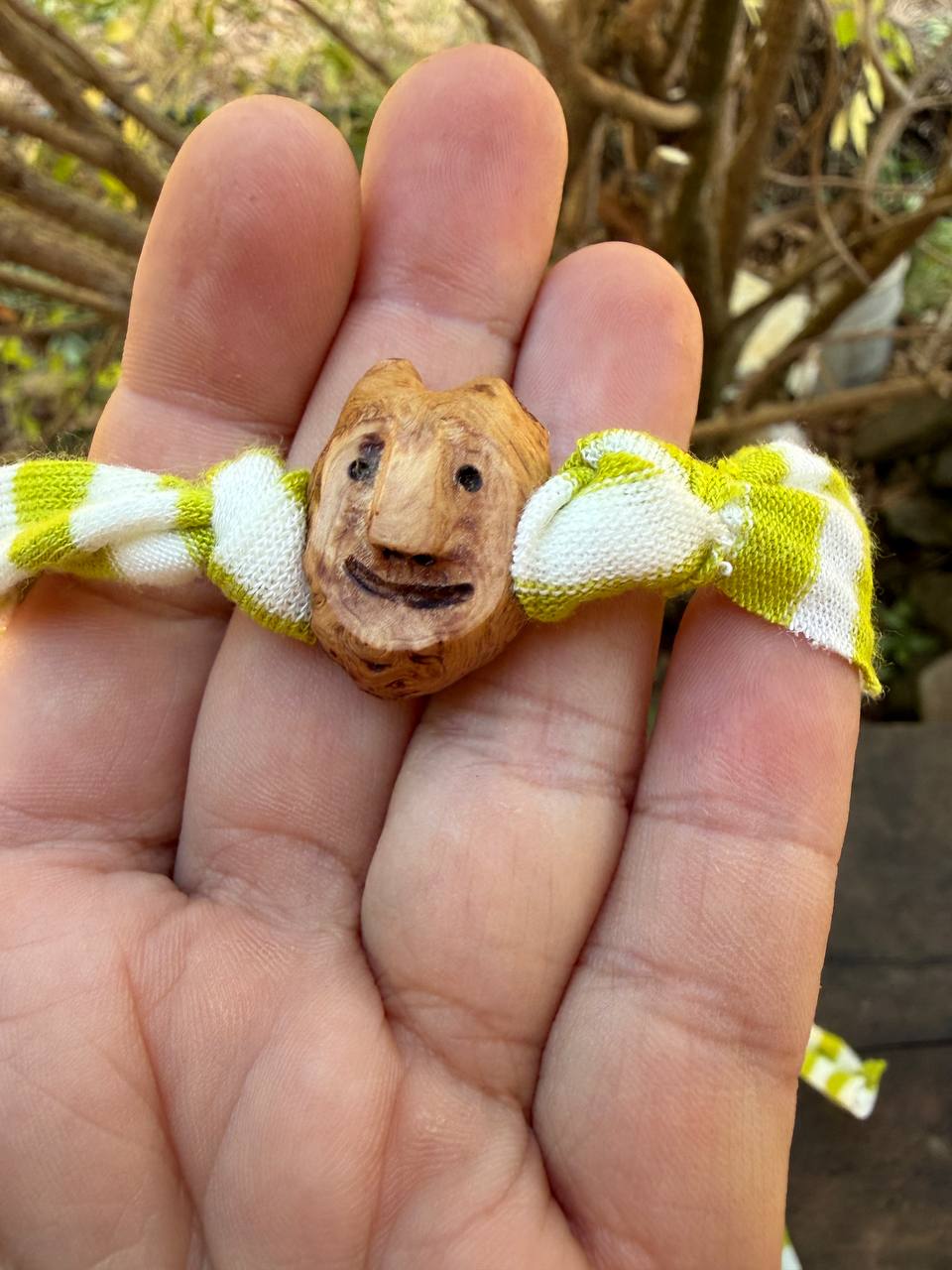 Armbandwichtel Zirbi handgeschnitzt aus magischer Baumperle