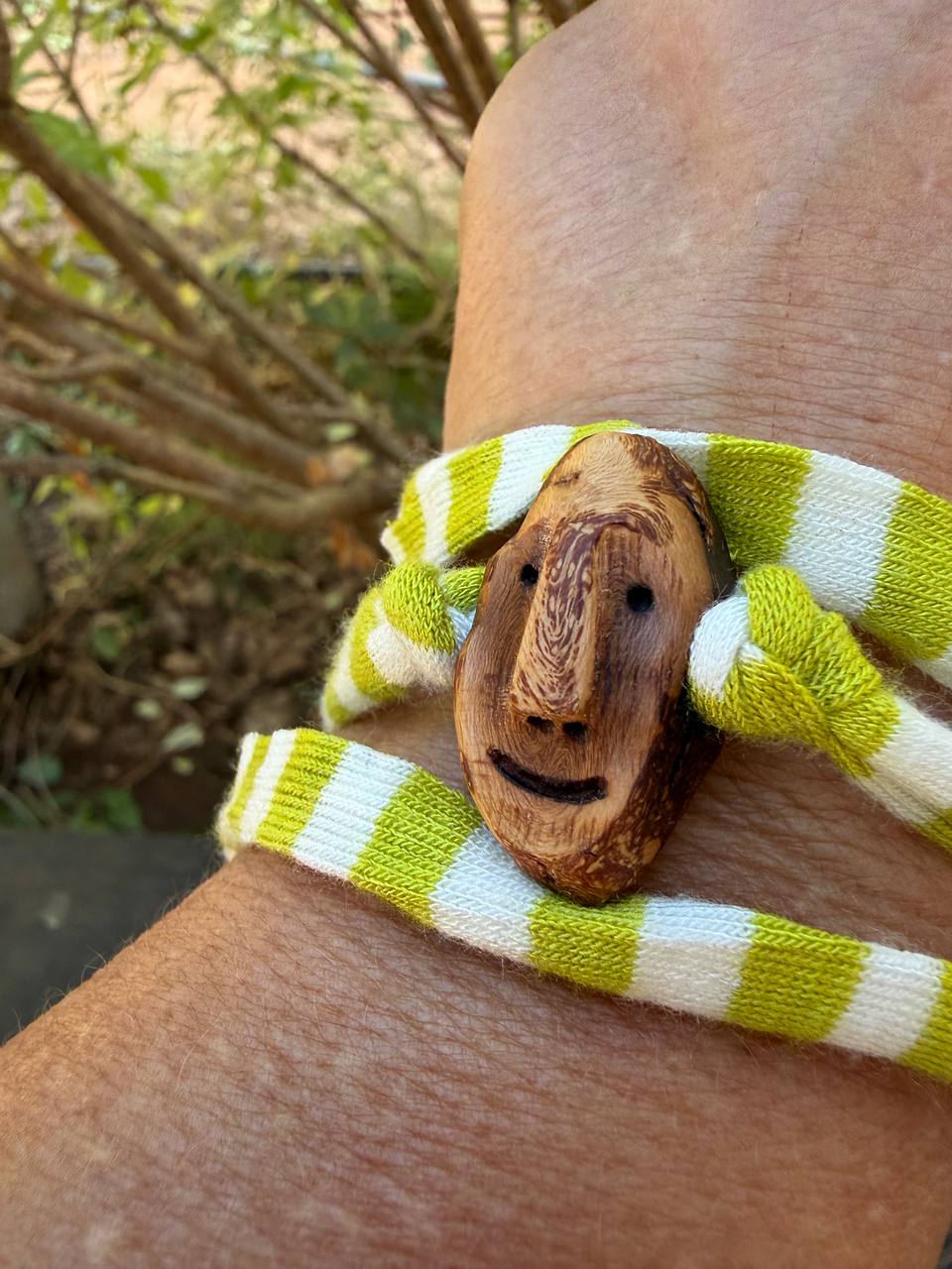 Armbandwichtel Robi handgeschnitzt aus magischer Baumperle