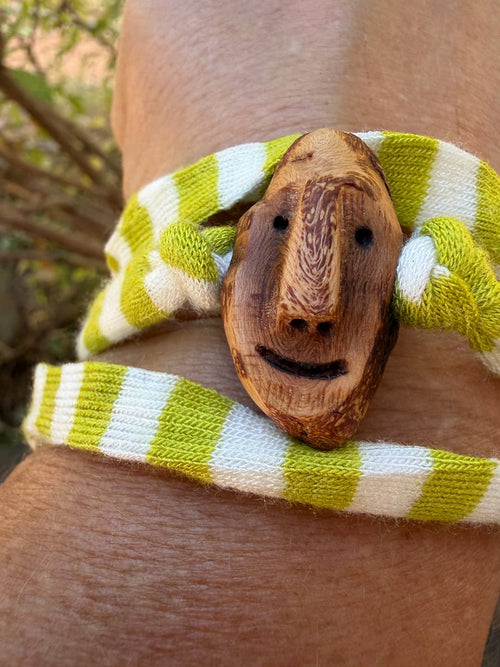 Armbandwichtel Robi handgeschnitzt aus magischer Baumperle