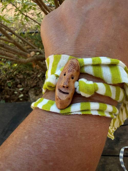 Armbandwichtel Buchsli handgeschnitzt aus magischer Baumperle (Kopie)