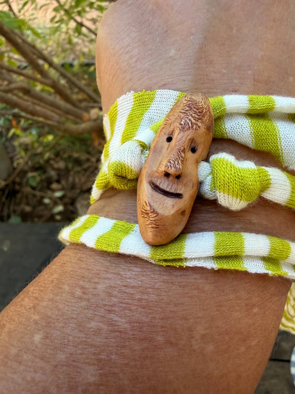 Armbandwichtel Buchsli handgeschnitzt aus magischer Baumperle (Kopie)