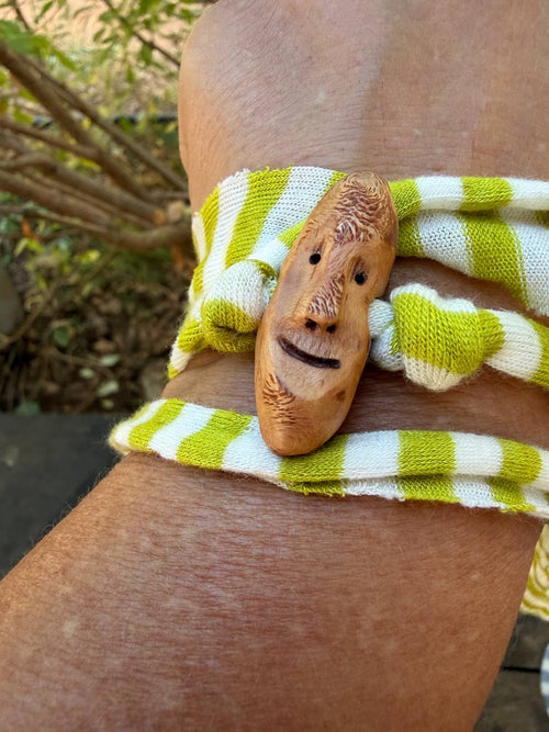 Armbandwichtel Buchsli handgeschnitzt aus magischer Baumperle (Kopie)