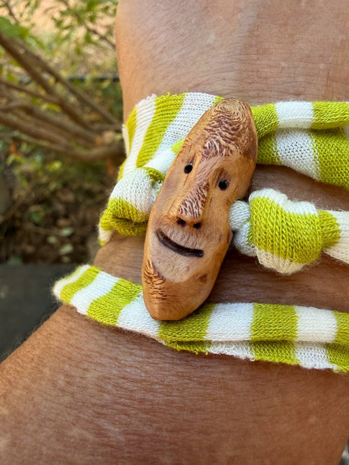 Armbandwichtel Buchsli handgeschnitzt aus magischer Baumperle (Kopie)