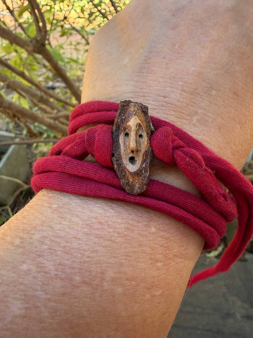Armbandwichtel Mispli handgeschnitzt aus magischer Baumperle