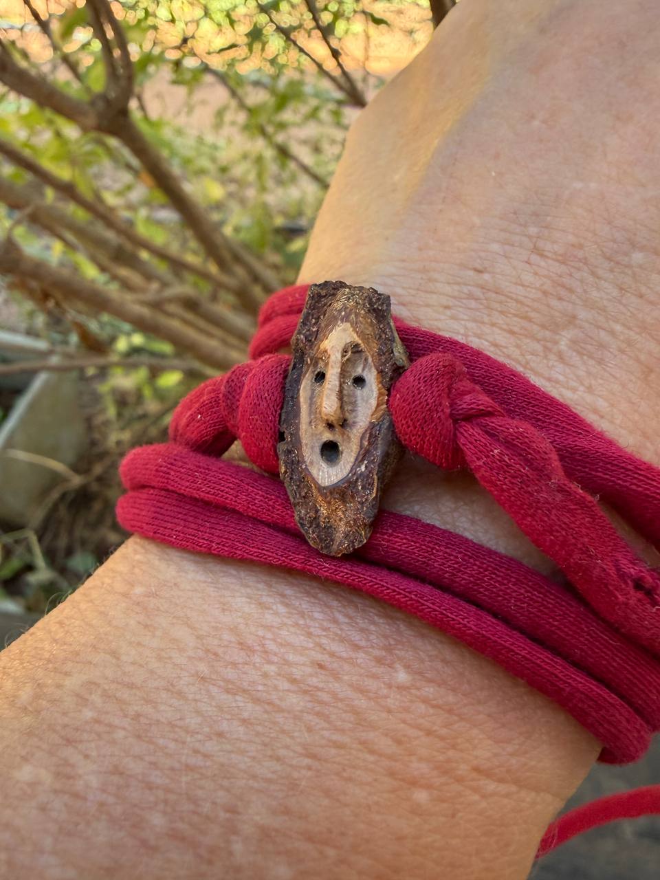 Armbandwichtel Mispli handgeschnitzt aus magischer Baumperle