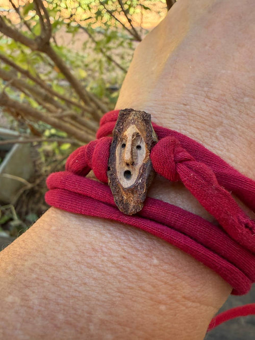 Armbandwichtel Mispli handgeschnitzt aus magischer Baumperle