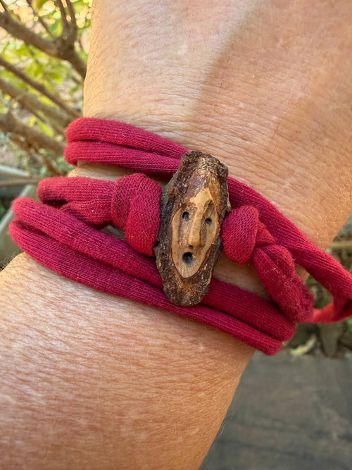 Armbandwichtel Mispli handgeschnitzt aus magischer Baumperle