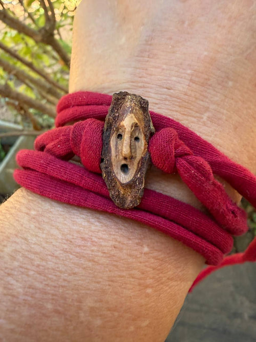 Armbandwichtel Mispli handgeschnitzt aus magischer Baumperle