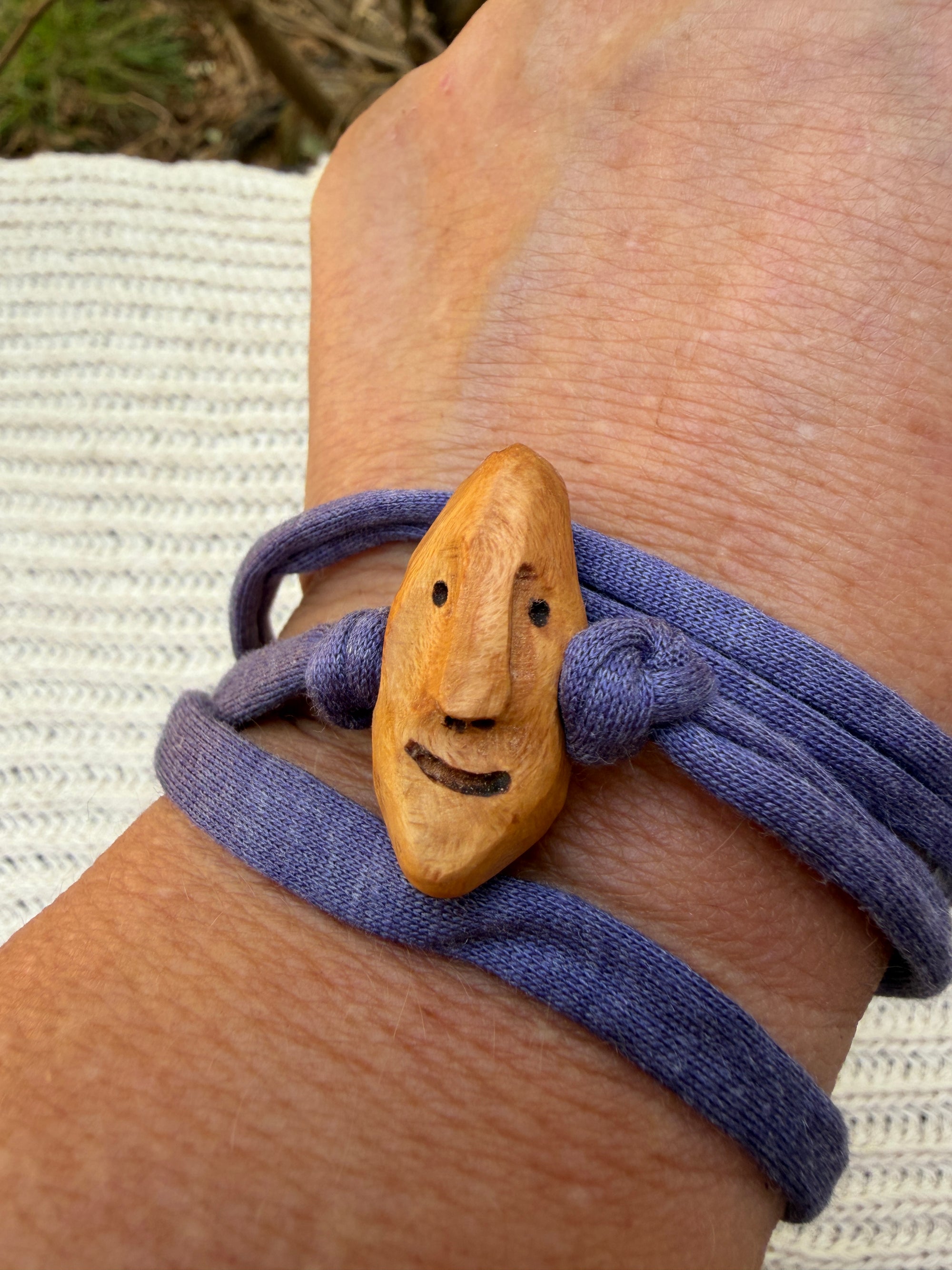 Armbandwichtel Fitzi handgeschnitzt aus magischer Baumperle