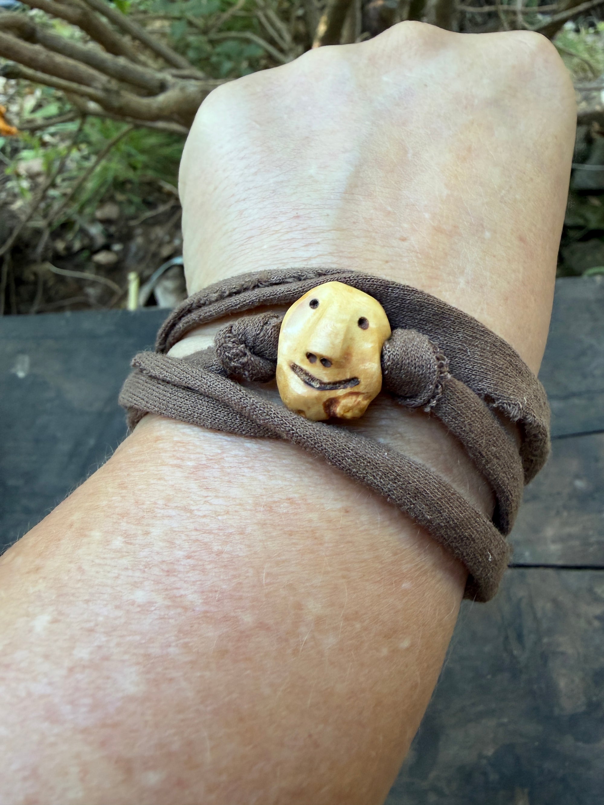 Armbandwichtel Pfützenspringer handgeschnitzt aus magischer Baumperle