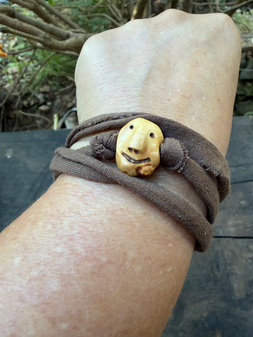 Armbandwichtel Pfützenspringer handgeschnitzt aus magischer Baumperle