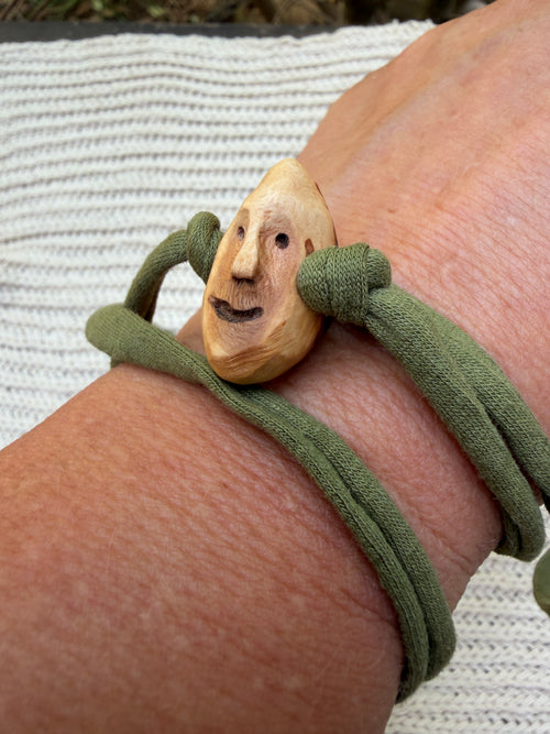 Armbandwichtel Liro handgeschnitzt aus magischer Baumperle