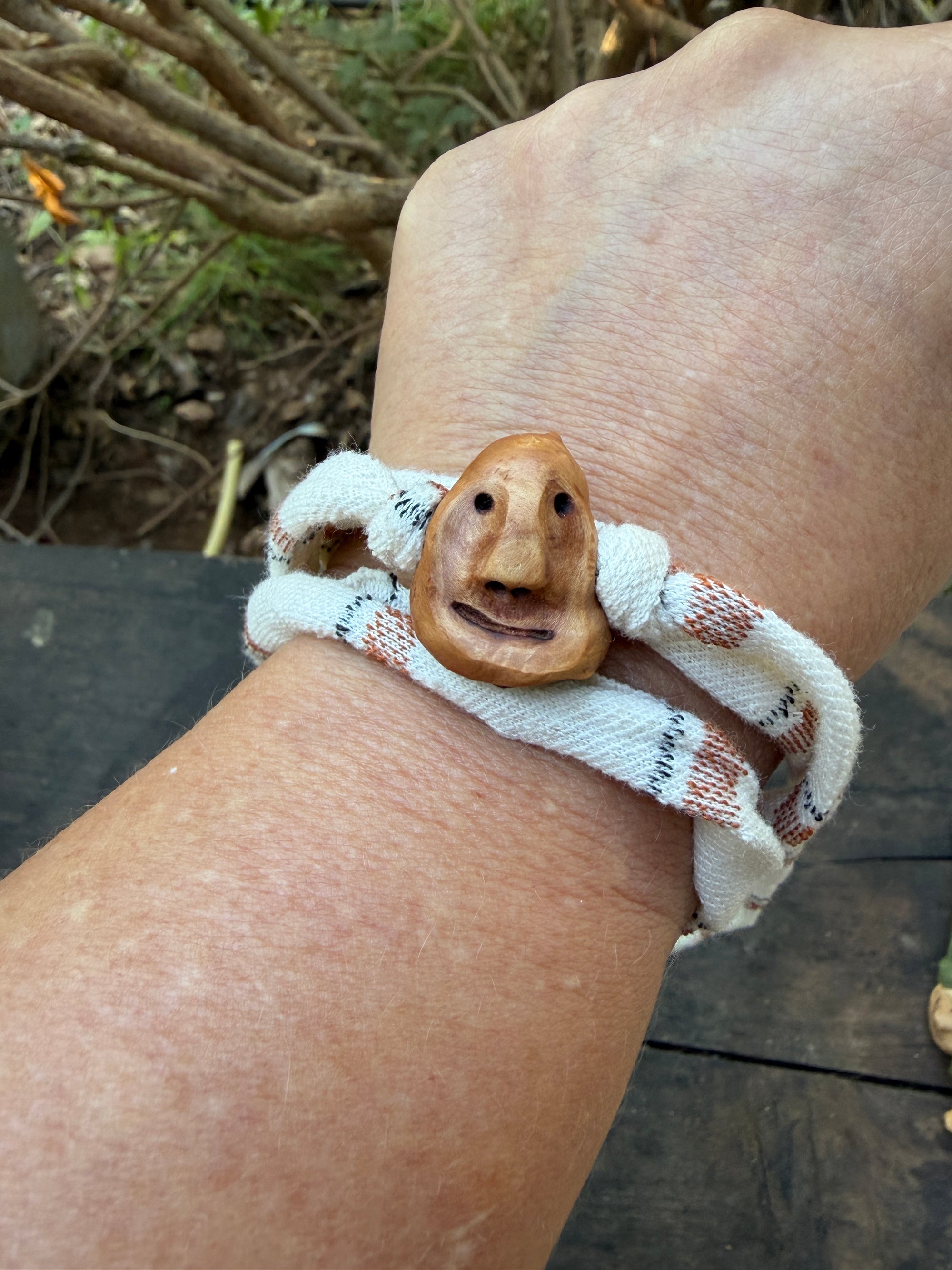 Armbandwichtel Mondgucker handgeschnitzt aus magischer Baumperle